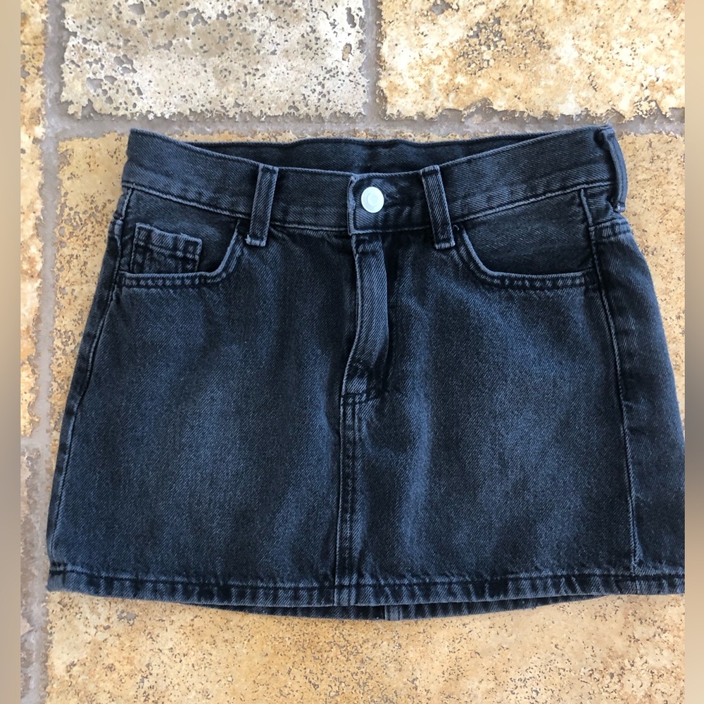 H&M SHORT DENIM SKIRT + NWOT WASHED BLACK/SIZE 0